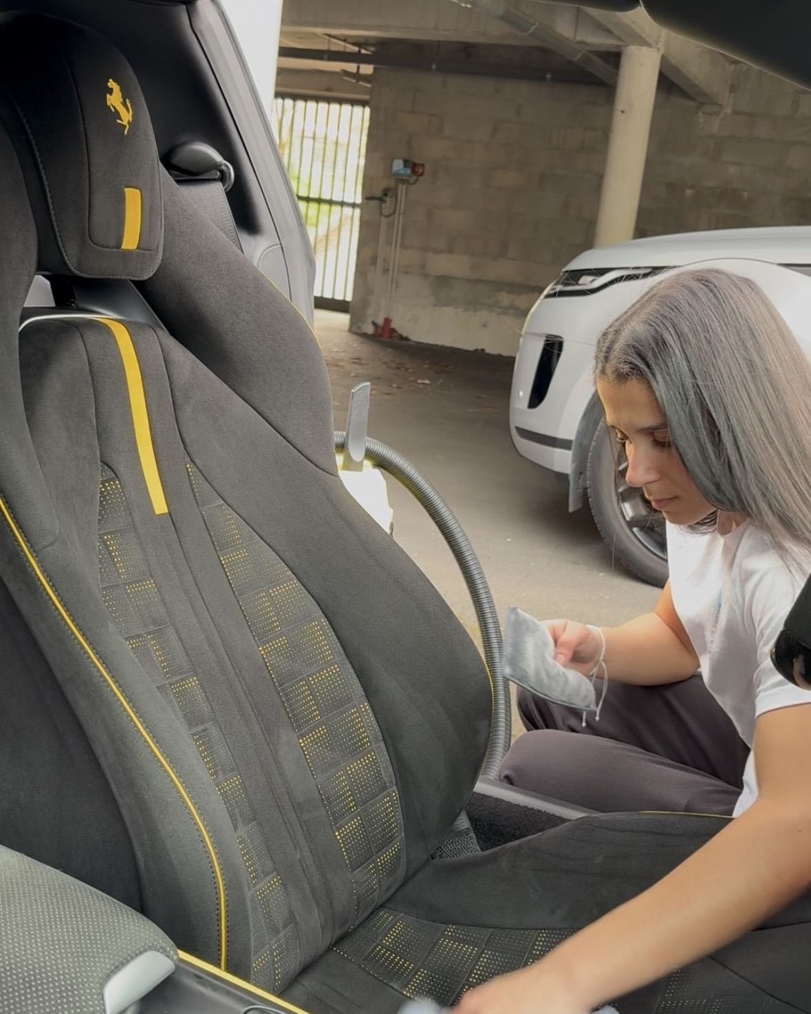 Manon, gérante de MZCAR SPA, en train de nettoyer l'intérieur d'un véhicule